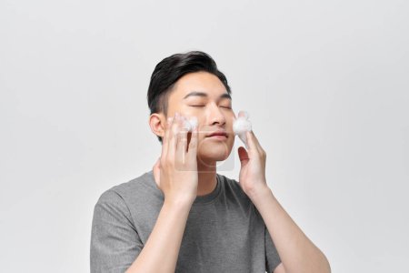 Foto de Limpieza de personas con jabón facial limpiador facial - Imagen libre de derechos