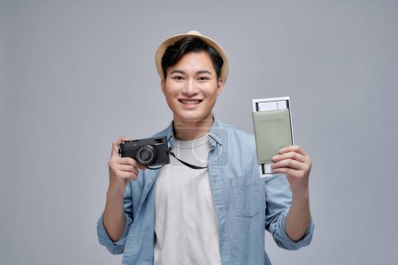 Téléchargez les photos : Pleine longueur photo de jeune homme beau touriste avec appareil photo - en image libre de droit