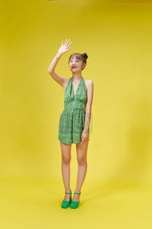 Téléchargez les photos : Belle asiatique jeune femme main vers le haut couvrir visage protéger la lumière du soleil et sourire UV - en image libre de droit