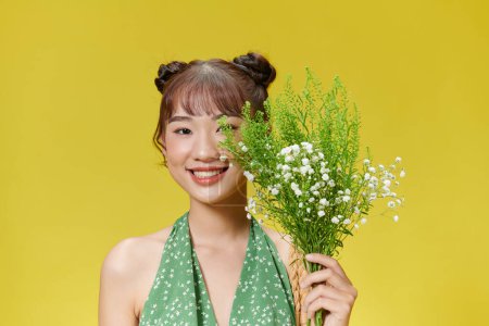 Téléchargez les photos : Jeune femme heureuse profitant bouquet de fleurs dans les mains - en image libre de droit
