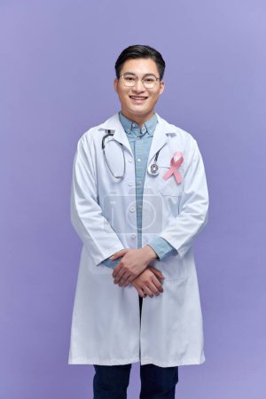 Foto de Doctor masculino con cinta rosa. Concepto de cáncer - Imagen libre de derechos