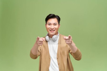 Téléchargez les photos : Jeune asiatique mâle dans casque pointes doigts - en image libre de droit