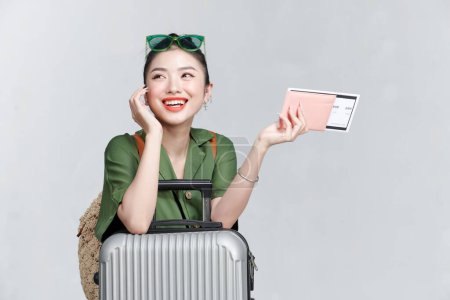 Téléchargez les photos : Passeport valise femme voyageur, billet isolé sur fond blanc uni - en image libre de droit