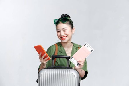 Foto de Turista Asia chica tener emocionante viaje promoción oferta. - Imagen libre de derechos