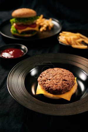 Téléchargez les photos : Burger maison et fromage aux frites - en image libre de droit