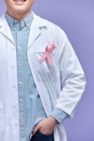 Téléchargez les photos : Docteur avec un ruban rose sur la poitrine - en image libre de droit