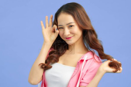 Foto de Joven mujer de belleza asiática rizado pelo largo con estilo de maquillaje natural en la cara linda y la piel perfecta - Imagen libre de derechos