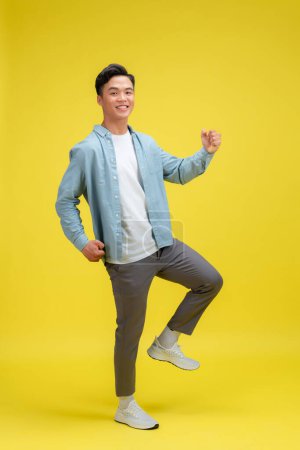 Téléchargez les photos : Jeune homme beau debout sur fond jaune isolé très heureux et excité faire geste gagnant avec les bras levés - en image libre de droit