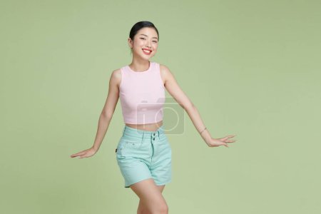 Téléchargez les photos : Jeune belle asiatique femme sentiment joyeux et relaxant danse et sourire - en image libre de droit
