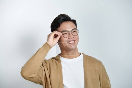 Téléchargez les photos : Photo de smart positive personne bras toucher ajuster fixation lunettes isolées sur fond rouge - en image libre de droit