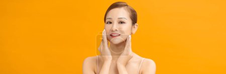 Téléchargez les photos : Beauté asiatique femme nettoyage son visage avec coton tampons écouvillon isolé sur bannière fond - en image libre de droit