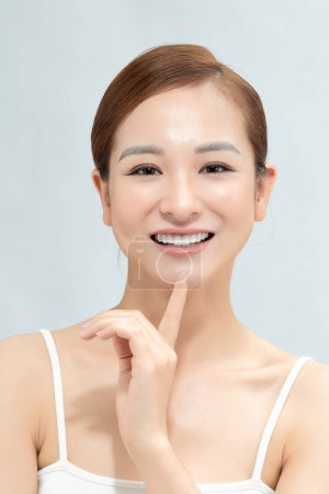 Téléchargez les photos : Belle jeune femme asiatique avec une peau propre et fraîche - en image libre de droit