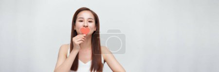 Téléchargez les photos : Attrayant asiatique femme avec petit coeur rouge, panorama - en image libre de droit