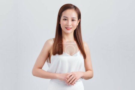 Téléchargez les photos : Jeune femme asiatique posant sur fond blanc - en image libre de droit