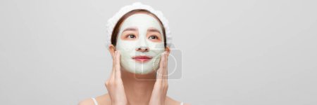Téléchargez les photos : Beauté asiatique femme obtention visage masque sur web bannière - en image libre de droit