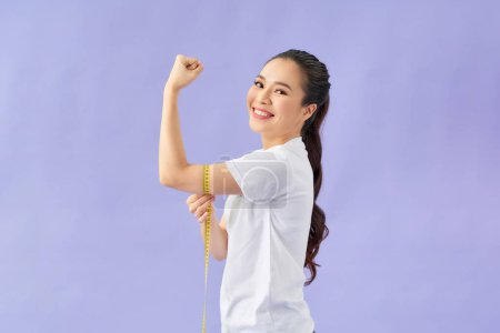 Téléchargez les photos : Asiatique femme vérification son haut bras - en image libre de droit