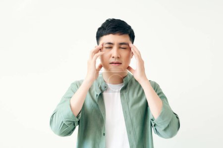 Téléchargez les photos : Homme sentir maux de tête avec fond blanc, asiatique - en image libre de droit
