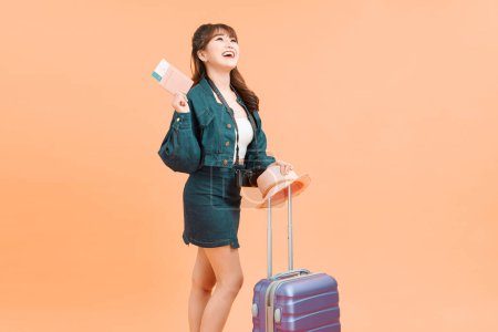 Téléchargez les photos : Femme voyageuse avec valise. Concept de voyage. - en image libre de droit