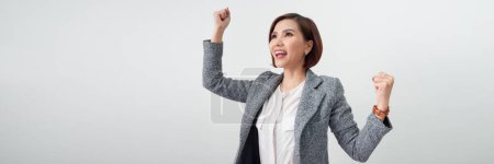 Téléchargez les photos : Femme réussie avec les bras levés célébrant sur la bannière blanche - en image libre de droit