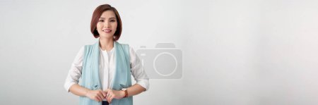 Téléchargez les photos : Portrait de belle femme en chemisier blanc sur fond gris clair. Bannière - en image libre de droit