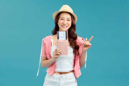 Téléchargez les photos : Portrait de femme touriste heureuse titulaire d'un passeport - en image libre de droit
