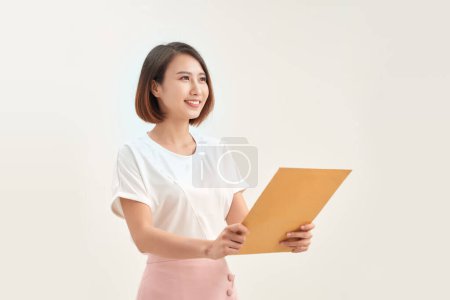 Foto de Mujer de negocios sosteniendo sobre de papel marrón en la oficina - Imagen libre de derechos