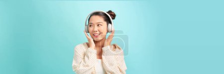Téléchargez les photos : Heureux, musique et écouteurs avec femme asiatique en studio pour le streaming, le chant et la détente. - en image libre de droit