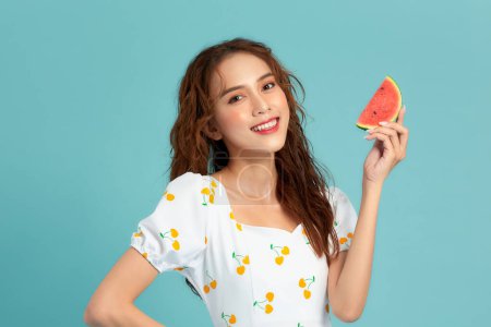 Téléchargez les photos : Belle jeune femme avec tranche de pastèque fraîche sur fond de couleur - en image libre de droit
