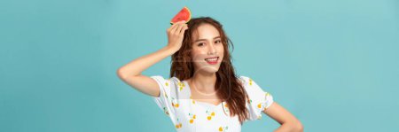 Téléchargez les photos : Belle jeune femme heureuse avec pastèque fraîche sur fond bleu. Panorama - en image libre de droit