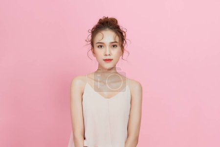 Téléchargez les photos : Jeune femme de beauté asiatique avec maquillage coréen sur le visage et la peau parfaite sur fond rose isolé. - en image libre de droit