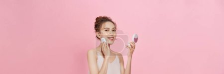 Foto de Retrato de hermosa mujer asiática aplicando polvo soplo en mejilla maquillaje - Imagen libre de derechos