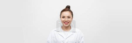 Téléchargez les photos : Jeune femme pharmacienne debout à table sur fond blanc - en image libre de droit