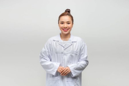 Téléchargez les photos : Un jeune asiatique médecin sur fond blanc - en image libre de droit