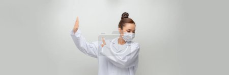 Foto de Belleza mujer médico mostrar parada a usted en el fondo blanco - Imagen libre de derechos