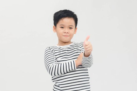 Foto de Bandera de feliz asiático chico muestra pulgares arriba gesto en blanco fondo - Imagen libre de derechos
