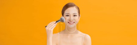 Téléchargez les photos : Bannière Web. heureux jeune asiatique femme tenir maquillage brosse - en image libre de droit