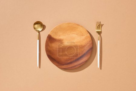 Téléchargez les photos : Cuillère, fourchette et assiette sur table isolée. - en image libre de droit