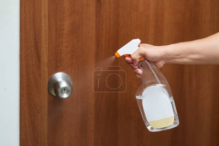 Foto de Botella de mano alcohol pulverización puerta desinfectante. - Imagen libre de derechos