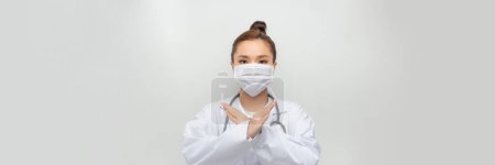 Téléchargez les photos : Femme médecin montrer stop geste sur le fond blanc - en image libre de droit