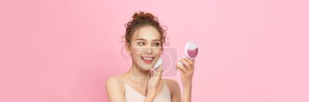 Foto de Retrato de hermosa mujer asiática aplicando polvo puff en la mejilla maquillaje de cosméticos - Imagen libre de derechos