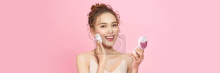 Téléchargez les photos : Portrait de belle femme asiatique appliquant la poudre bouffée à la joue maquillage de cosmétique, - en image libre de droit