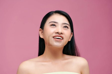 Foto de Hermosa joven mujer asiática con piel limpia y fresca sobre fondo rosa - Imagen libre de derechos