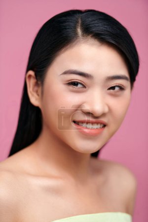 Foto de Concepto de belleza natural de una joven asiática sobre un fondo rosa - Imagen libre de derechos