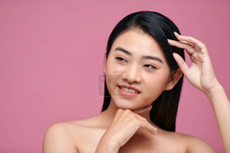 Foto de Hermosa mujer asiática toque mejilla y frente, hermosa piel limpia natural naturaleza maquillaje - Imagen libre de derechos