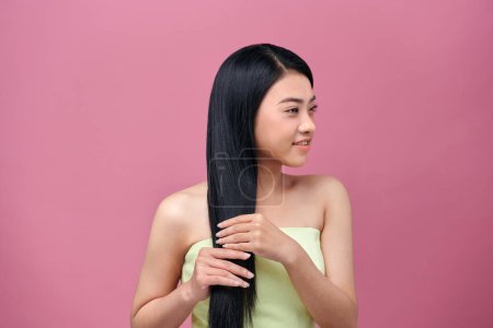 Foto de El cuidado del cabello concepto de joven mujer asiática. - Imagen libre de derechos