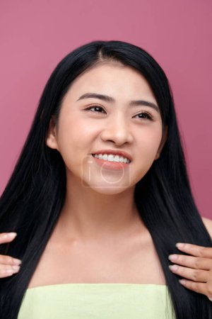 Foto de Mujer asiática cuidando de su cabello - Imagen libre de derechos