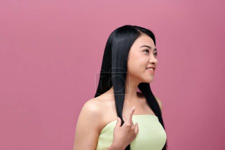 Téléchargez les photos : Jeune femme aux cheveux longs et beaux - en image libre de droit