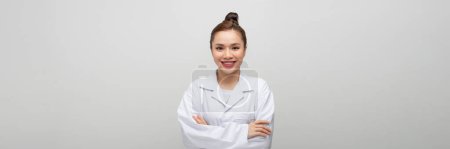 Téléchargez les photos : Femme heureuse souriante médecin ou scientifique en manteau blanc - en image libre de droit