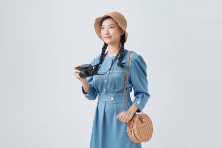 Téléchargez les photos : Beautiful asian summer woman taking photo on white background - en image libre de droit