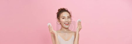 Téléchargez les photos : Gorgeous young asian woman holding cotton pads and smiling. Skincare and hygiene concept - en image libre de droit